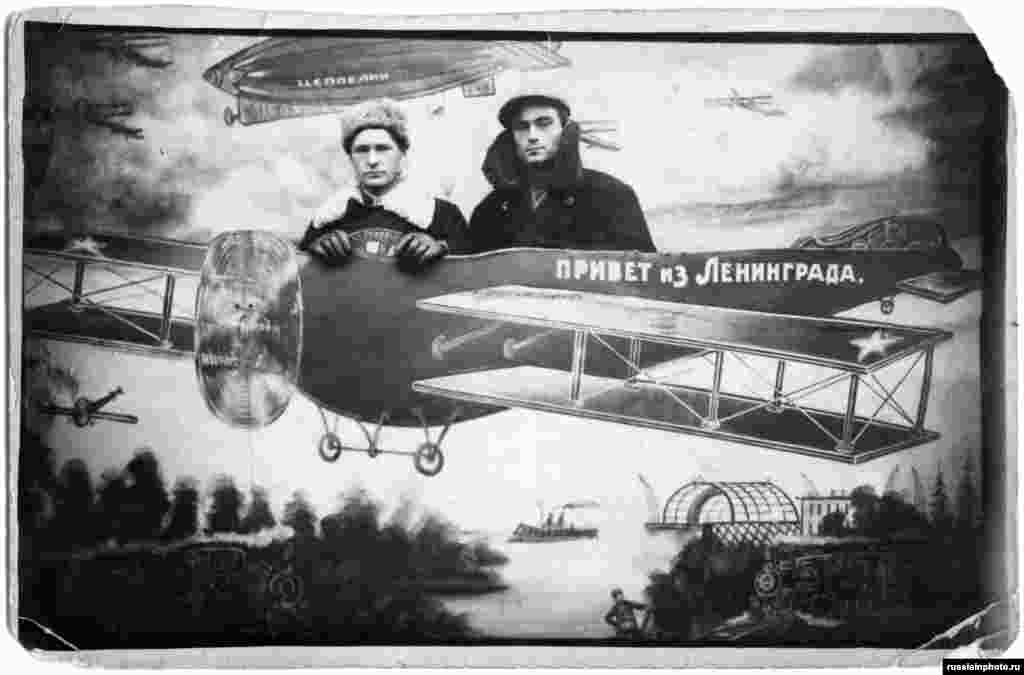 &hellip;i avionima. Ovo je jedna od retkih slika ove vrste izrađena nakon Boljševičke revolucije 1917. godine. Na avionu piše Pozdrav iz Lejingrada.