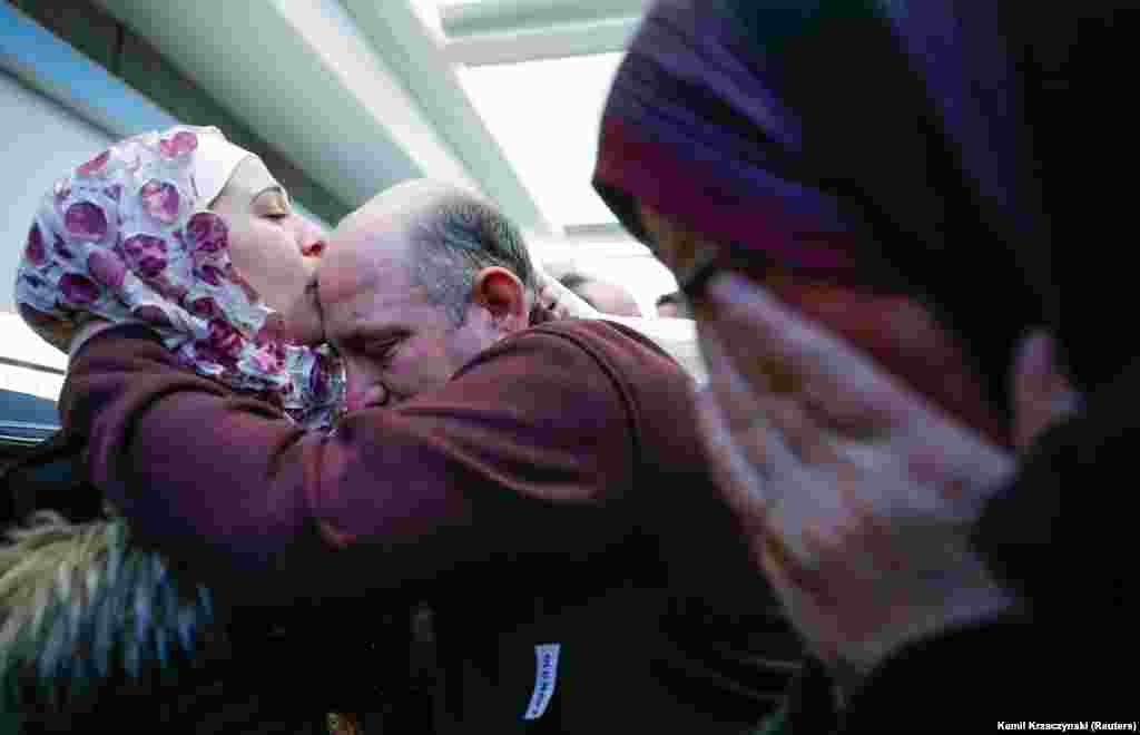 Bara Haj Khalaf (levo), izbeglica iz Sirije, ljubi svog oca Khaleda dok joj majka plače nakon što su stigli na aerodrom O&#39;Hare u Čikagu, 7. februara 2017. Oni su doputovali pošto je zabrana putovanja stanovništva iz sedam većinski muslimanskih zemalja, uključujući i Siriju, odložena zbog pravnih izazova. (Reuters/Kamil Krzaczynski) &nbsp;