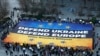აქტივისტებმა უკრაინის მხარდამჭერი დიდი ბანერი გაშალეს ბრიუსელში ევროსაბჭოს შენობის წინ, 5 მარტს ევროკავშირის სამიტის დაწყებამდე.