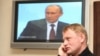Один из организаторов пикника Алексей Дымовский на фоне Владимира Путина