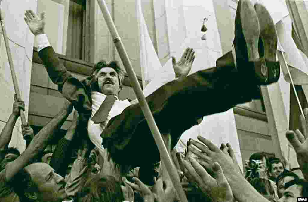 Ukrajinci su proslavili proglas 24. avgusta bacajući u vis bivšeg političkog zatvorenika Levka Lukjanenka. Lukjanenko je bio jedan od osnivača Ukrajinske Helsinške grupe 1976. Bio je i koautor deklaracije o nezavisnosti iz 1991. godine. &nbsp;