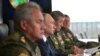 Ruski predsjednik Vladimir Putin (u sredini), ministar odbrane Sergej Šojgu (lijevo) i načelnik Generalštaba oružanih snaga Rusije Valerij Gerasimov (desno) posmatraju vojne vježbe u septembru 2021.