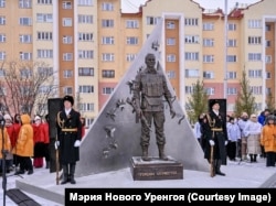 Відкриття пам’ятника вторгненню в Україну в Новому Уренгої на півночі Росії