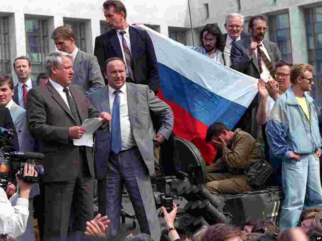 Знаменита промова Бориса Єльцина, вимовлена ​​з танка. Зачитаний указ про визнання ГКЧП нелегітимним, 19 серпня 1991 року
