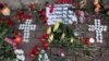 К посольству Латвии в Минске белорусы сегодня принесли цветы и свечи. В Латвии продолжается трехдневный траур по погибшим