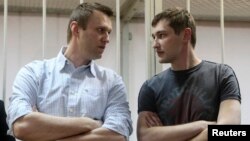 Олексій Навальний (ліворуч) і його брат Олег Навальний у залі суду. Москва, 30 грудня 2014 року