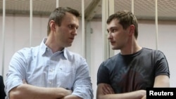 Russia - Russian opposition leader and anti-corruption blogger Alexei Navalny (L) and his brother and co-defendant Oleg attend a court hearing in Moscow December 30, 2014