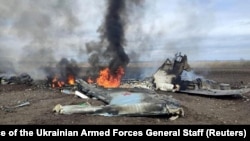 За даними Генштабу ЗСУ, російські війська у війні проти України втратили 196 літаків. На архівному фото: залишки збитого на Харківщині російського бойового літака Су-35