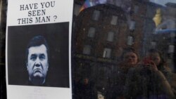Портреты Януковича, развешанные на Майдане с надписью "Разыскивается". Киев, 25 февраля