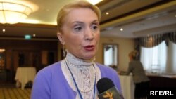 Участники акции пришли к парламенту с необычным атрибутом – творогом. Обманутые вкладчики принесли его вице-спикеру от правящего «Национального движения» Русудан Кервалишвили