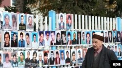 Fotografitë e personave të pagjetur, të vendosura në rrethojat e Kuvendit të Kosovës