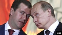 Президент России Дмитрий Медведев (слева) и премьер Владимир Путин