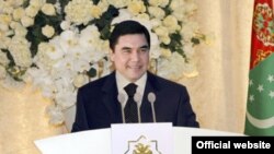 Türkmen-amerikan biznes forumynda, prezident G.Berdimuhamedow “Nabukkonyň” üstünde işlenilýänligini aýtdy. 