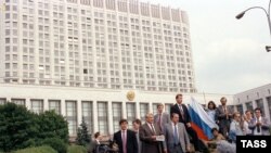 Август 91-го: Борис Ельцин выступает у здания, которое впоследстви назовут Белым домом
