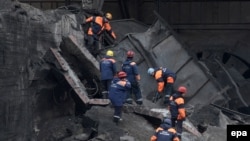 Рятувальники у зруйнованій шахті, 11 травня 2010 року