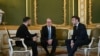 Президентите на Украйна и Франция Володимир Зеленски и Еманюел Макрон и премиерът на Великобритания Киър Стармър (в средата).