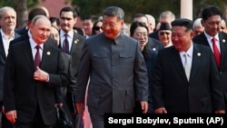 Руският президент Владимир Путин и китайският президент Си Цзинпин на военен парад в Пекин, 3 септември 2025 г.
