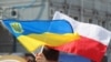 Прапори України і Польщі під час однієї з акції протесту в столиці Польщі проти агресії Росії щодо України. Варшава, 2014 рік