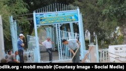 Директор школы в Сардобинским районе Сырдарьинской области принуждает учителей к уборке территории вокруг школы. Архивное фото. 