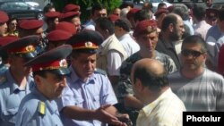 Ցուցարարները Սահակաշվիլիի երեւանյան կեցավայրի մոտ, 5-ը հունիսի, 2009 թ.