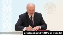 Bjeloruski lider Aleksandar Lukašenko potpisao je novi zakon kojim se ozbiljno ograničavaju građanska prava i sloboda informisanja usred gušenja protiv neslaganja u maju 2021.