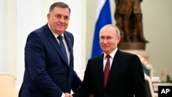 Posljednji put predsjednik RS Milorad Dodik u javnosti je viđen 1. aprila, nakon što je u Moskvi razgovarao sa ruskim predsjednikom Vladimirom Putinom. 