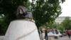 Оппозиционный лагерь у памятника поэту Абаю Кунанбаеву на Чистых прудах в Москве 14 мая 2012 года