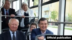 Президент Узбекистана Шавкат Мирзияев едет в салоне самаркандского трамвая вместе с местными активистами.