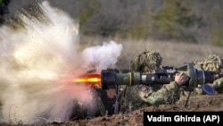 Ilustrativna fotografija: Ukrajinski vojnik ispaljuje protutenkovsko oružje NLAW tokom vježbe u regiji Donjeck, istočna Ukrajina, 15. februara 2022.