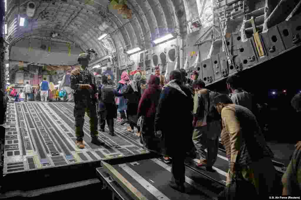 Avganistanci se ukrcavaju u avion za evakuaciju, 22. avgust 2021.