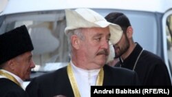 Среднестатистический житель республики по-прежнему отмечает традиционные обрядовые осетинские праздники, которые органично сосуществуют с православием – официальной религией Южной Осетии