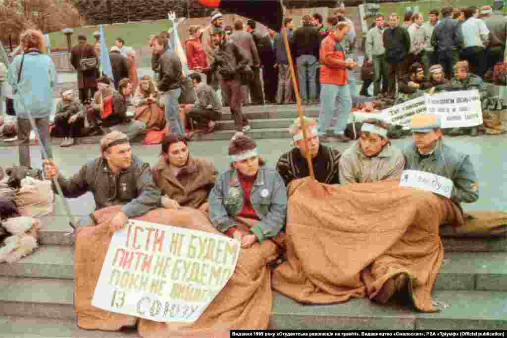 Izbori u martu 1990. prekinuli su monopol Komunističke partije na vlast u Ukrajini. Nekoliko meseci kasnije, dok je sovjetski predsednik Mihail Gorbačov pokušavao da spreči raspad SSSR-a, stotine hiljada ljudi učestvovalo je u protestima i štrajkovima širom Ukrajine pozivajući na nezavisnost. &quot;Revolucija na granitu&quot; (na slici) je bio studentski protest održan te godine u oktobru, sa središtem na Majdanu Nezaležnosti (Trg nezavisnosti) u Kijevu. &nbsp;