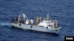 Рятувальне судно в акваторії Охотського моря