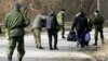 Ілюстраційне фото. Учасники обміну полоненими поблизу Щастя, Луганська область, 26 лютого 2016 року