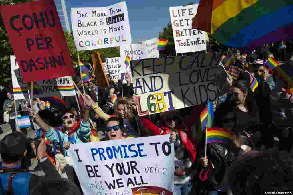 LGBT aktivisti na Kosovu tokom prve Parade ponosa u glavnom gradu, Pritšini, 10. oktobra 2017. godine.