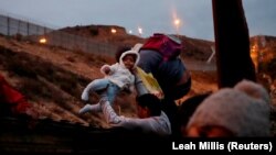 Migranti iz Hondurasa pokušavaju da pređu američku granicu