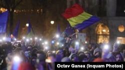 Prodemokratske demonstracije organizirane su na Univerzitetskom trgu u Bukureštu 5. decembra 2024., tri dana prije drugog kruga predsjedničkih izbora.