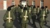 Солдаты тренируют военную выправку, используя деревянные кресты