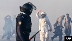Pristalice Imrana Khana sa palicama u sukobu s naoružanom policijom u Islamabadu 26. novembra 2024.