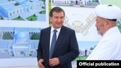 Президент Узбекистана Шавкат Мирзияев с муфтием Узбекистана Усманханом Алимовым.