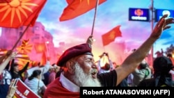 Демонстрация противников смены названия