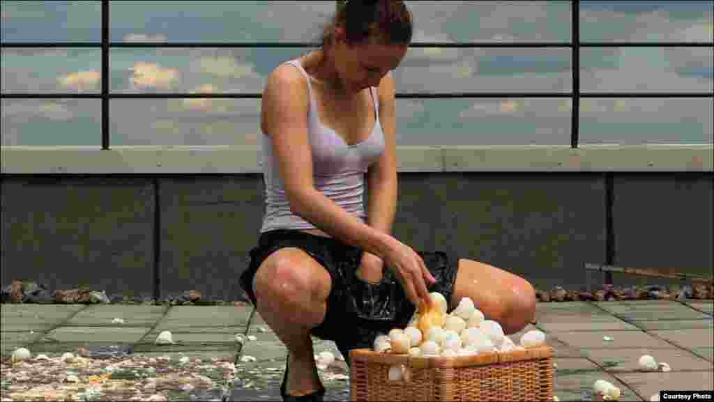 №008. Полина Канис. Яйца. 2010. Видео инсталляция. © Автор