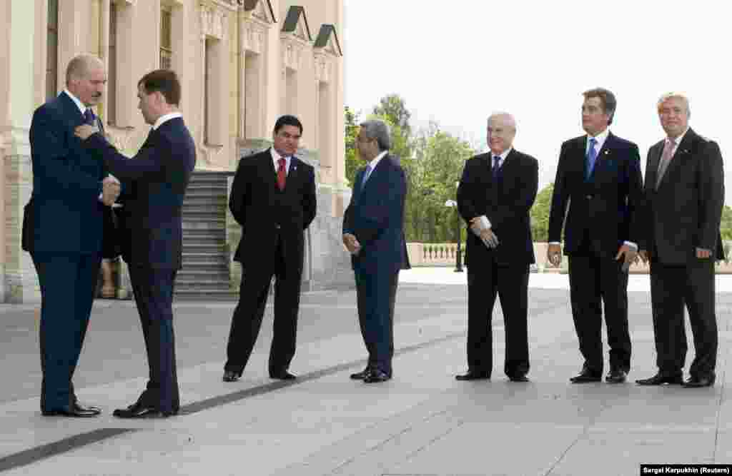 Medvedev razgovara sa svojim bjeloruskim parnjakom, Aleksandrom Lukašenkom na sastanku lidera bivših sovjetskih republika u Sankt Peterburgu, 6. juna, 2008.