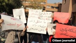 تصویر مربوط به یکی از اعتراضات دانشجویی پس از مرگ مهسا امینی است.