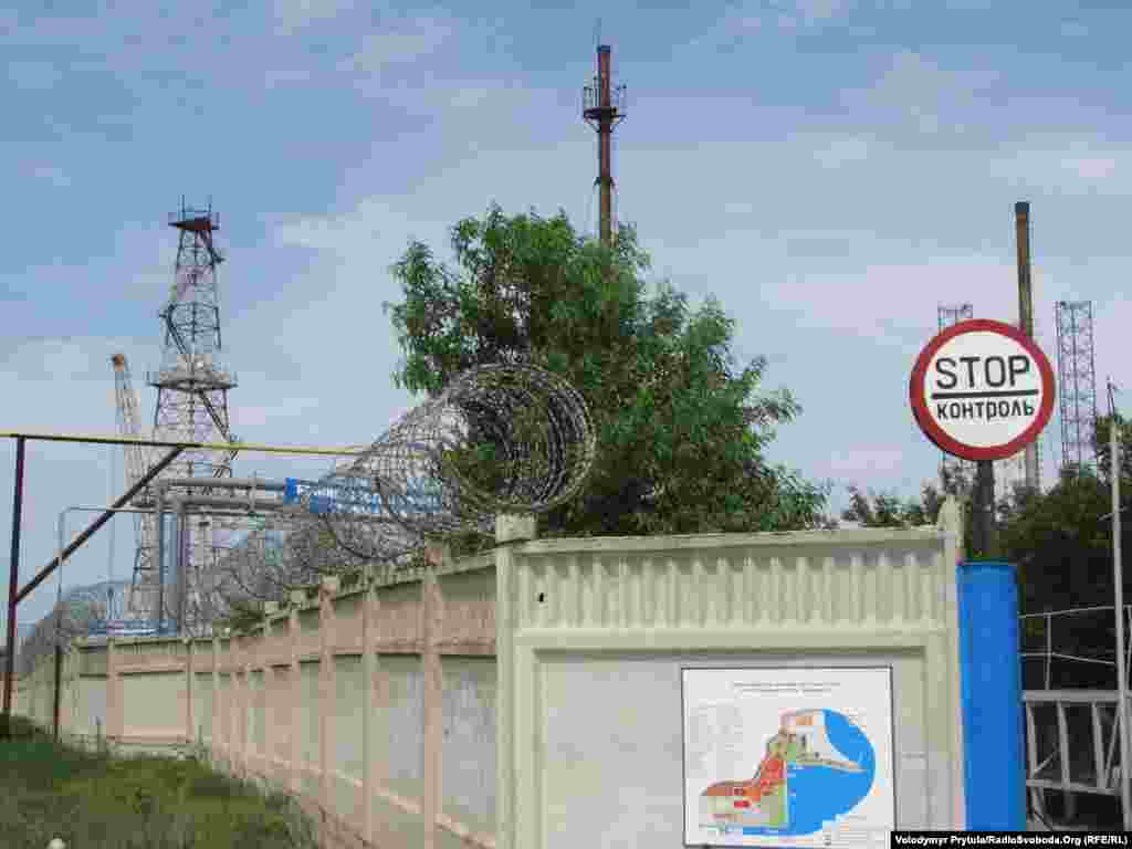 База буріння &laquo;Чорноморнафтогазу&raquo; в бухті Ярилгач неподалік селища Чорноморське в північно-західному Криму.