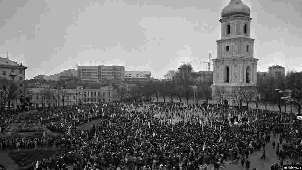 Участники акции после её завершения собираются на Софийской площади в Киеве, чтобы отметить годовщину Украинской республики &nbsp;