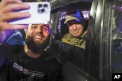 Jevgenij Prigožin pozira za selfi stanovniku Rostova na Donu 24. juna