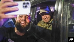 Prigožin pozira na fotografji na ulicama Rostova na Donu 24. juna, na dan pobune protiv vlasti u Moskvi
