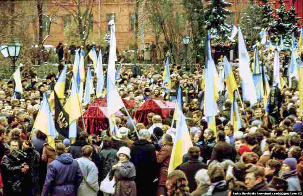 Disidenti su platili posebno visoku cenu, poput Vasilija Stusa, Jurija Litvina i Olekse Tihija, koji su ponovo sahranjeni (na slici) u Kijevu 19. novembra 1989, sa ponosno istaknutom tada zabranjenom ukrajinskom zastavom. Njih trojica su umrli dok su služili kaznu za različite zločine, uključujući &quot;antisovjetsku aktivnost&quot; i &quot;antisovjetsku agitaciju i propagandu&quot;. &nbsp;