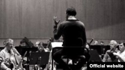 Репетиция "Реквиема" в МХТ, режиссер Теодор Курентзис (http://www.mxat.ru/performance/requiem/)